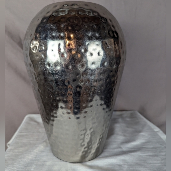 Metal vase with a gunmetal look in great condition - Picture 4 of 8